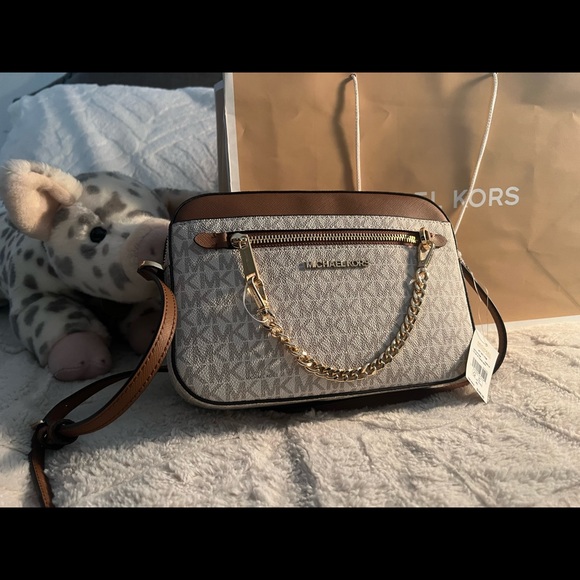 Brand new Michael Kors Crossbody new with tag on it. - Picture 3 of 8